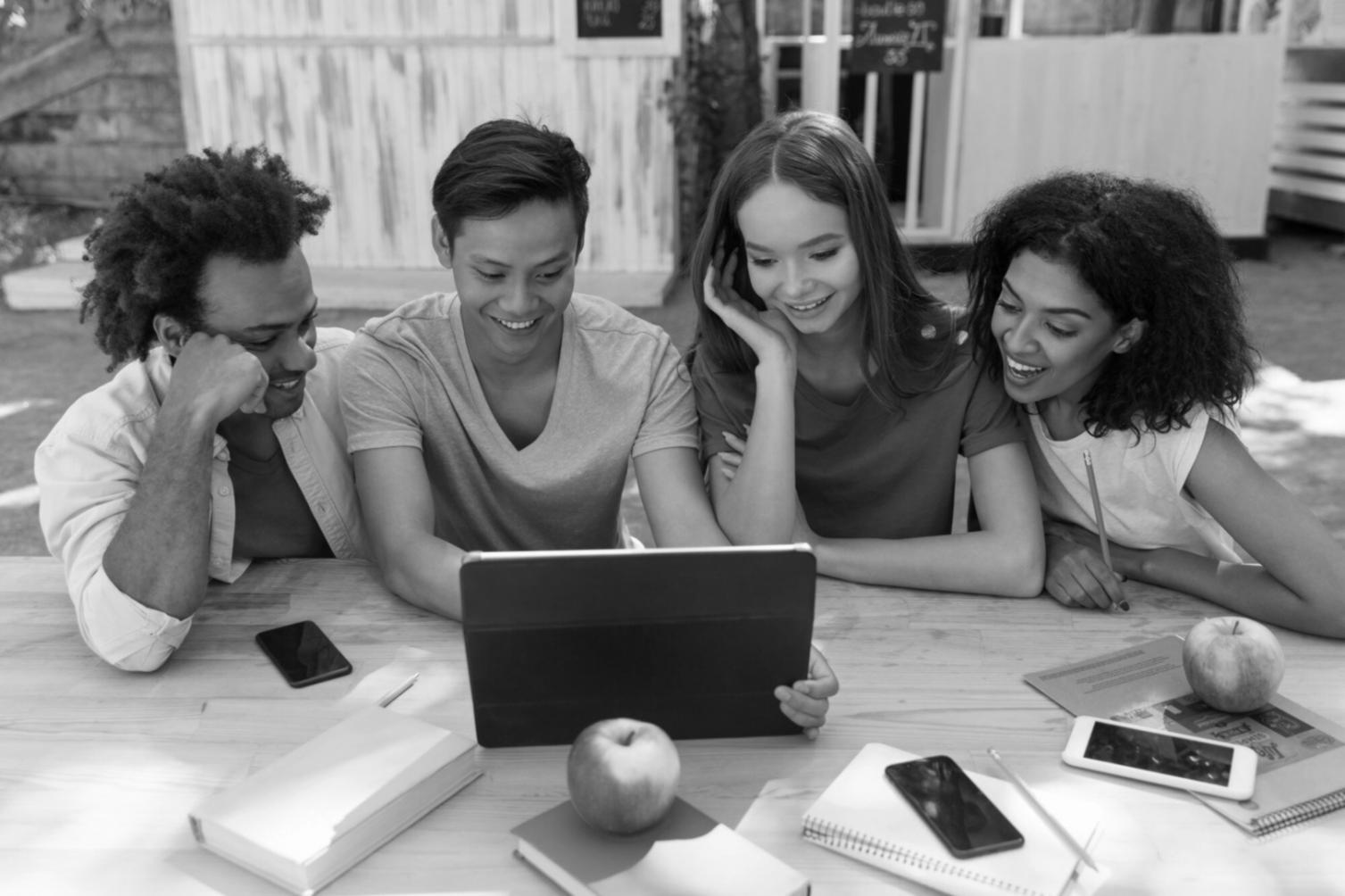 Menschen arbeiten gemeinsam an persönlichen Zielen